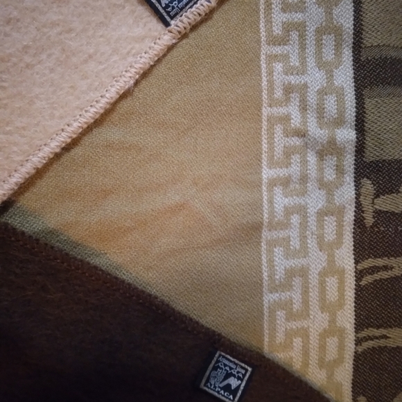 NWOT-Genuine Artesanias Yana ALPACA - 2 scarfs & Afghan Wrap - Picture 2 of 5